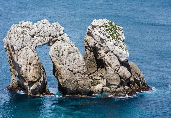 Rock in de buurt van Arnia Beach (Spanje). — Stockfoto