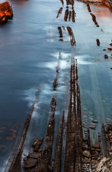 Litoral do Oceano Atlântico à noite perto da Praia da Portio . — Fotografia de Stock