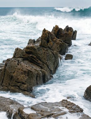 Plaj Azkorri veya Gorrondatxe görünümü.