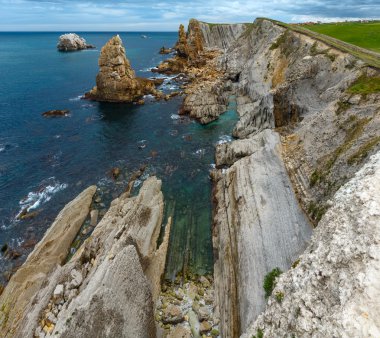 Atlantik Okyanusu kıyı şeridi Portio Beach yakınındaki