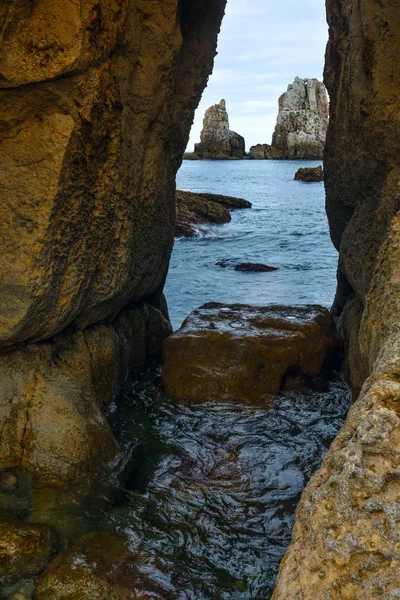 Yarık kaya ile deniz manzarası. — Stok fotoğraf