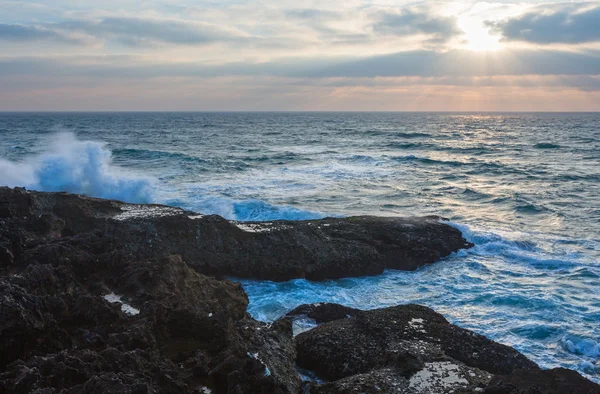 Vista noturna da paisagem marinha da costa rochosa . — Fotografia de Stock