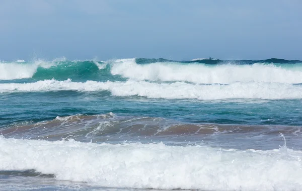 Zee storm. Uitzicht vanaf strand. — Stockfoto