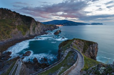 Biskay Körfezi günbatımı sahil peyzaj, İspanya. 