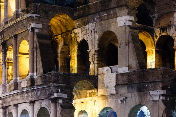 Colosseo vista notturna, Roma . — Foto Stock