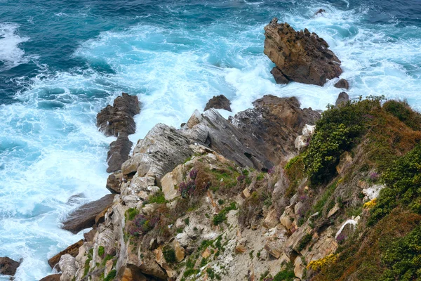 Vlny se lámou na skalnatém pobřeží. — Stock fotografie
