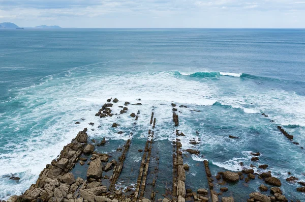 海の波をサーフィンします。. — ストック写真