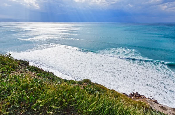 Vista litoral do oceano de verão na cidade de Barrika (Espanha ). — Fotografia de Stock