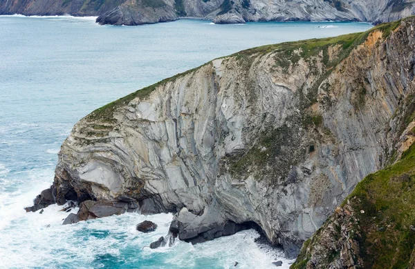 Océan d'été côte rocheuse (Espagne ). — Photo