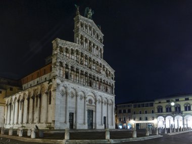 Lucca şehir gece görünümü.