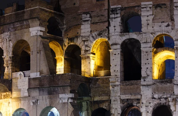 Colosseum külső éjszakai nézet, Róma. — Stock Fotó