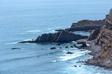 Atlantik Okyanusu kayalık sahil şeridi (Algarve, Portekiz).