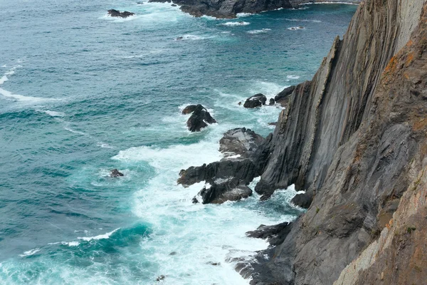 Summer Atlantic ocean rocky coastline (Algarve, Portugal). — Stock Photo, Image