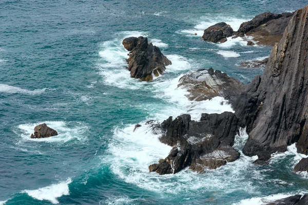 夏季大西洋海岸线岩石 （阿尔加维，葡萄牙). — 图库照片