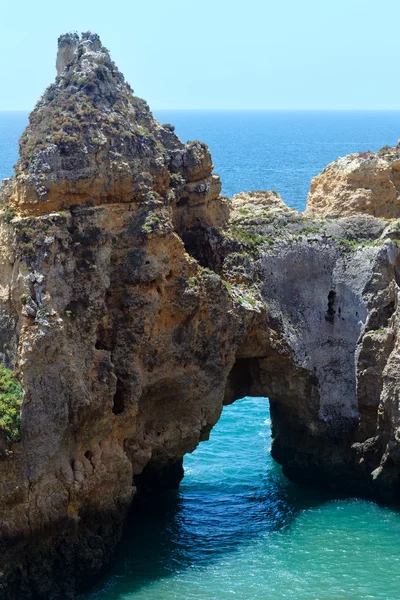 Рокки-арка (Алгарве, Португалия) ). — стоковое фото