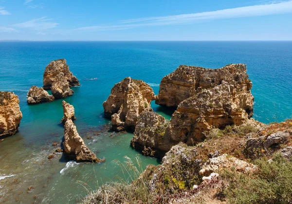 Groep van rotsen langs de kust (Algarve, Portugal). — Stockfoto