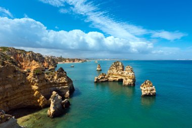 (Algarve, Portekiz sahillerindeki kayalar grup).