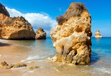 Sarı kayalıklarla plaj (Lagos, Algarve, Portekiz yakın).