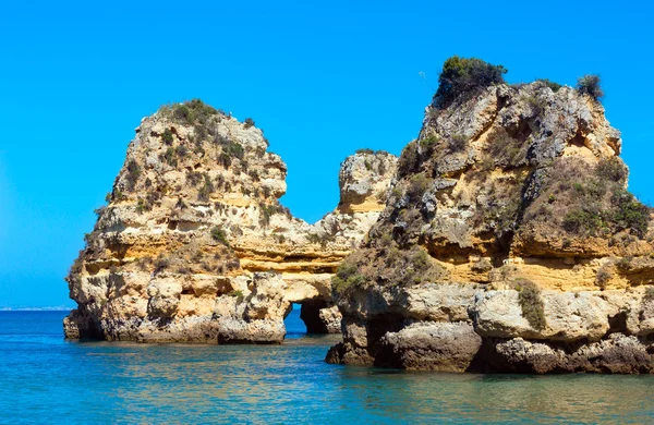 Κίτρινο βράχια κοντά στην παραλία (Algarve, Πορτογαλία). — Φωτογραφία Αρχείου