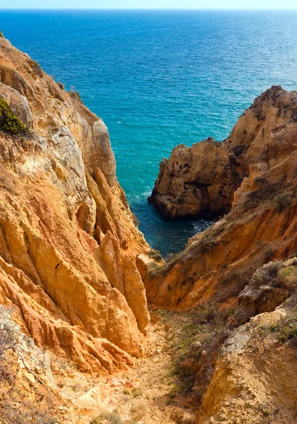 Атлантическое скальное побережье (Понта-да-Федаде, Лагуш, Алгарве, Португалия) — стоковое фото
