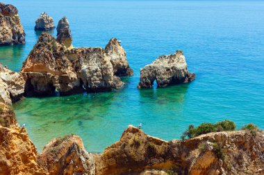 Yaz Atlantik kayalık Sahil (Algarve, Portekiz).