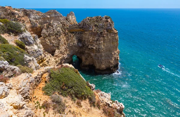 Atlantische rotskust (Algarve, Portugal). — Stockfoto