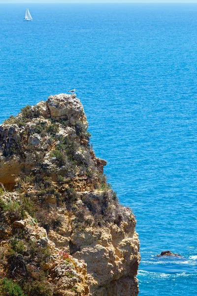 Costa atlântica rochosa (Lagos, Algarve, Portugal ). — Fotografia de Stock