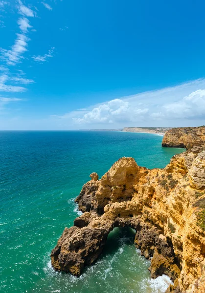 Costa atlântica rochosa (Algarve, Portugal) ). — Fotografia de Stock