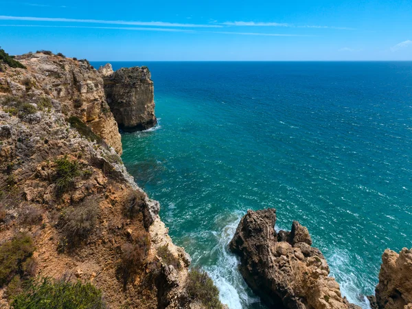 Атлантическое скальное побережье (Алгарве, Португалия) ). — стоковое фото