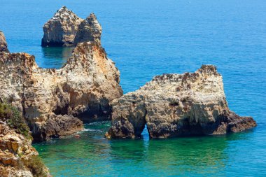 Yaz Atlantik kayalık Sahil (Algarve, Portekiz).