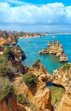 Atlantik kayalık sahil şeridi (Algarve, Portekiz).