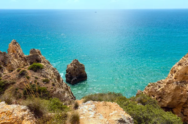 Βραχώδη ακτή του Ατλαντικού (λαγός, Algarve, Πορτογαλία). — Φωτογραφία Αρχείου