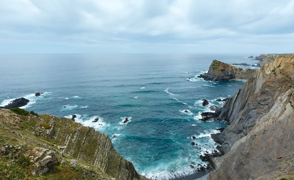 Summer Atlantic ocean rocky coastline (Algarve, Portugal). — Stock Photo, Image