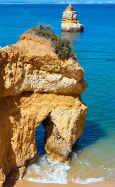 Sarı kayalıklarla plaj (Lagos, Algarve, Portekiz yakın).