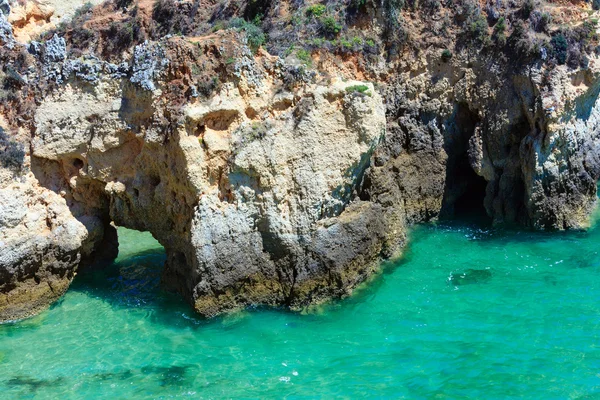 여름 대서양 바위 해안 (Algarve, 포르투갈). — 스톡 사진