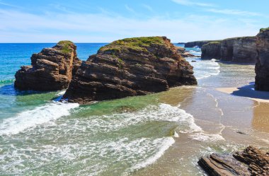 Cantabric sahil yaz manzara.