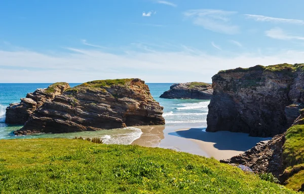 Cantabric sahil yaz manzara.