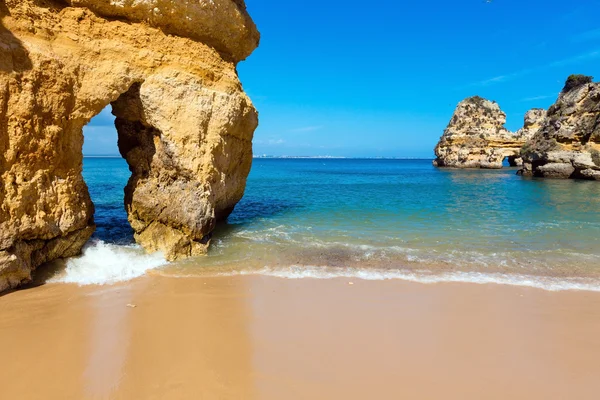 Falésias amarelas perto da praia (Lagos, Algarve, Portugal ). — Fotografia de Stock