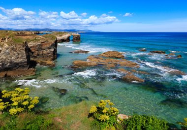 Cantabric sahil yaz manzara.