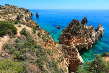 Yaz Atlantik kayalık Sahil (Algarve, Portekiz).