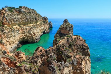 Yaz Atlantik kayalık Sahil (Algarve, Portekiz).