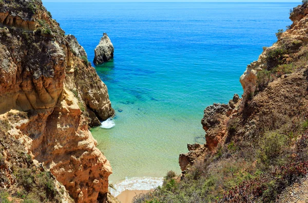 Costa rochosa do Atlântico de Verão (Algarve, Portugal ). — Fotografia de Stock