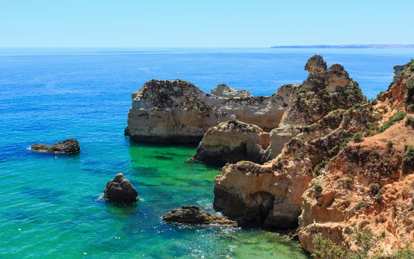 Nyári atlanti partvidék sziklás (Algarve, Portugália). — Stock Fotó