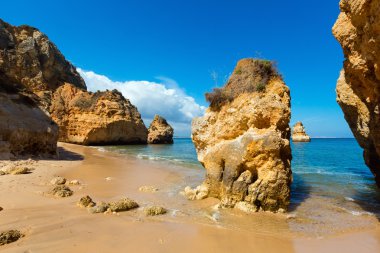 Sarı kayalıklarla plaj (Lagos, Algarve, Portekiz yakın).