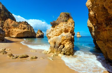 Sarı kayalıklarla plaj (Lagos, Algarve, Portekiz yakın).