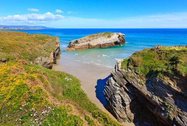 Cantabric sahil yaz manzara.