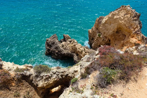 Atlantic klippiga kusten (Algarve, Portugal). — Stockfoto