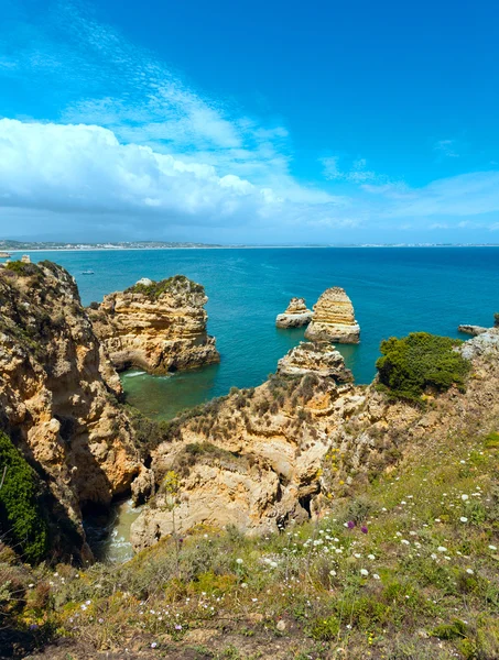 Skalnaté pobřeží Atlantického oceánu (Algarve, Portugalsko). — Stock fotografie