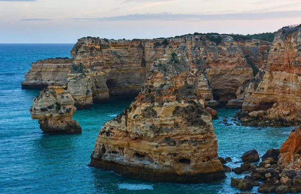 Wieczorem skaliste wybrzeże Atlantyku w pobliżu Lagoa, Algarve, spokojne — Zdjęcie stockowe