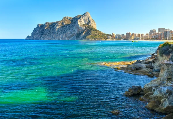 Calp zomer kust, Spanje. — Stockfoto